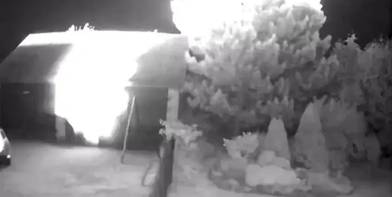 Moment wybuchu na podstawie wideo krążącego w mediach społecznościowych. 