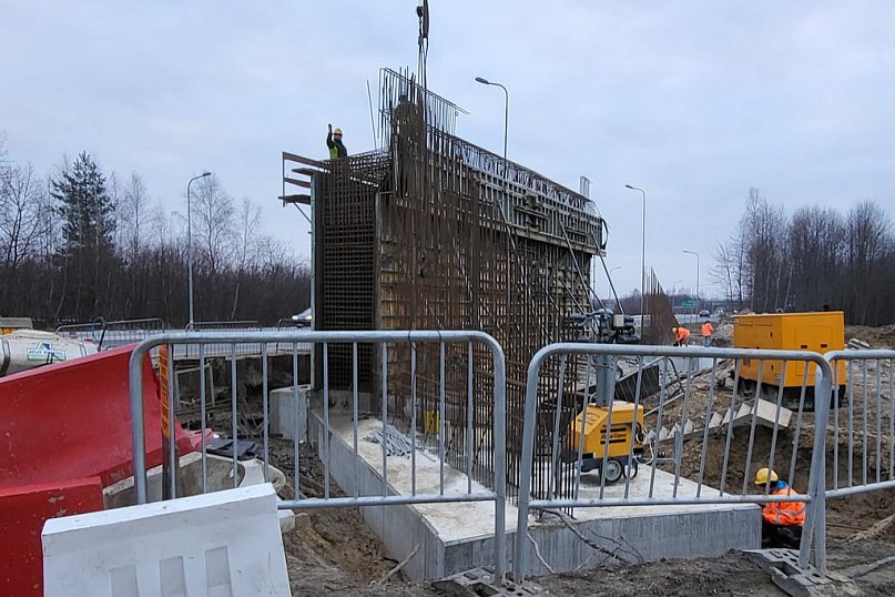 W Rudnej trwa nasuwanie konstrukcji wiaduktu