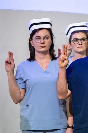 Czepkowaniu absolwentów Pielęgniarstwa we WSIiZ towarzyszyły łzy wzruszenia-404