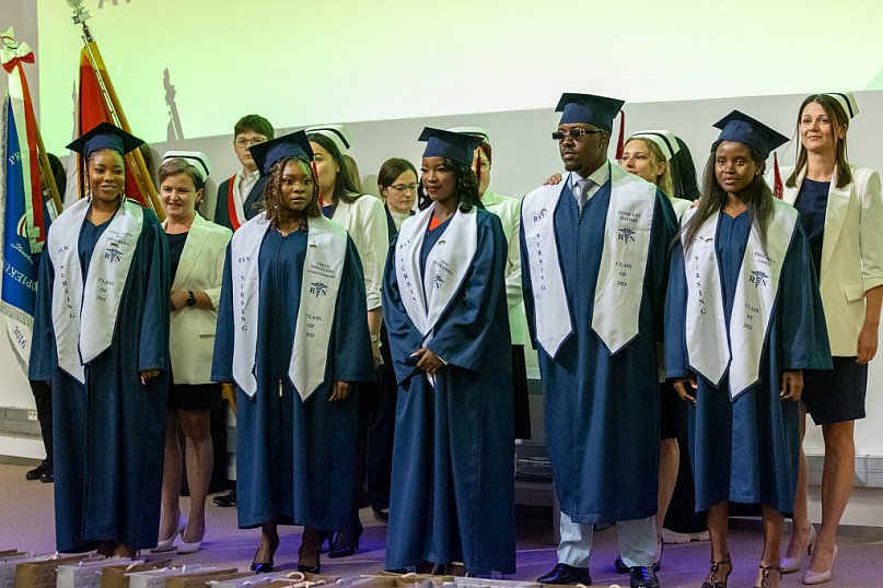 Czepkowaniu absolwentów Pielęgniarstwa we WSIiZ towarzyszyły łzy wzruszenia