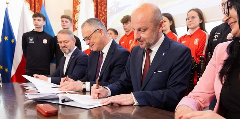 Umowa na nowy stadion w Rzeszowie podpisana - 17318