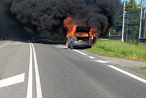 Policjanci gasili płonący samochód. Nikt nie ucierpiał-17595