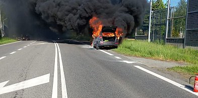 Policjanci gasili płonący samochód. Nikt nie ucierpiał-17595