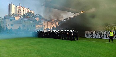 Zamieszki na meczu w Tarnobrzegu. Pseudokibice zdewastowali stadion!-20510