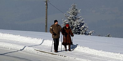 Piękna zimowa aura w Beskidach zachęca do spacerów -23254