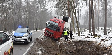 Niebezpieczny wypadek z udziałem ciężarówki. 26-latek w szpitalu!-23378