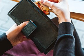 Emeryci coraz częściej rezygnują z gotówki. Wiemy, dlaczego-25596