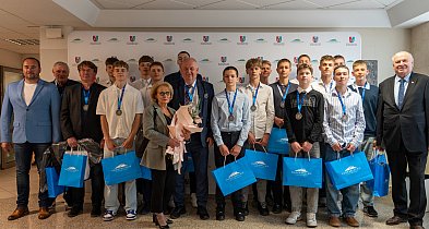Srebrna drużyna młodych koszykarzy z Podkarpacia z wizytą u wicemarszałka-25741