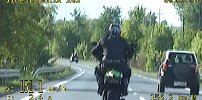 Pędził 151 km/h i jechał na jednym kole – stracił prawo jazdy-25951