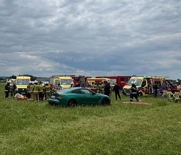 Podczas zawodów w Krośnie samochód wjechał w tłum kibiców, kilkanaście osób rannyc-26080