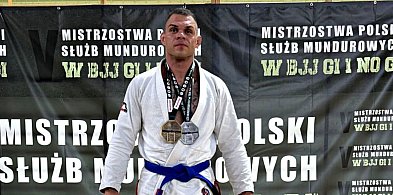 Podwójny medalista z Rzeszowa! Policjant zdobył złoto i srebro na Mistrzostwach -26518