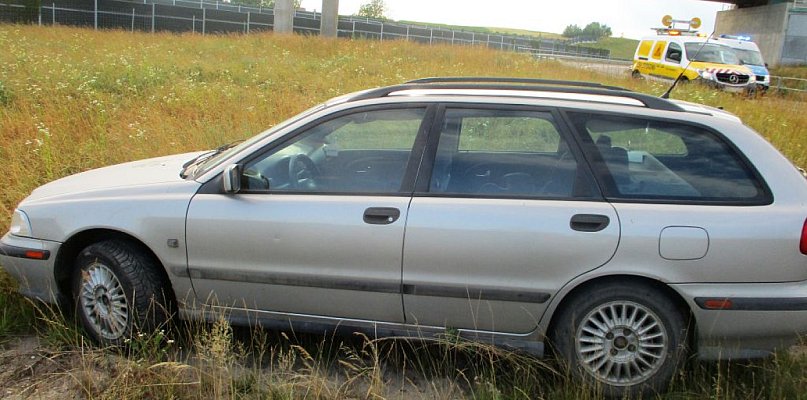 Pijany kierowca wjechał do rowu. W aucie jechała kobieta i dziecko - 26960
