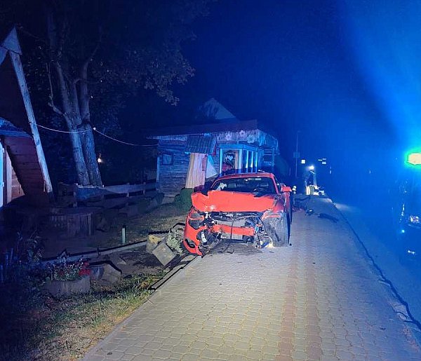 Brawura za kierownicą zakończona zderzeniem z latarnią -27030