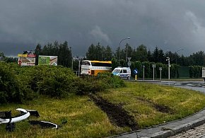 Autobusem po rondzie. Groźne zderzenie -27209