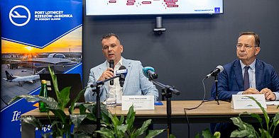 W tym roku z lotniska w Jasionce skorzystało ponad 574 tys. pasażerów-27196