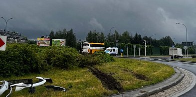 Autobusem po rondzie. Groźne zderzenie -27209
