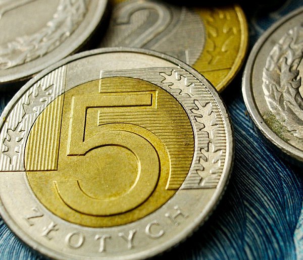 Setki tysięcy Polaków otrzymały nowe świadczenie. Co z resztą?-27210