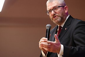 Szef MON: kolejne skandaliczne słowa Brauna; czas na zdecydowaną reakcję służb-27291