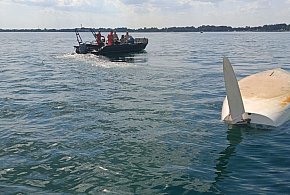 Przewrócona żaglówka. Ratowali czteroosobową załogę-27293