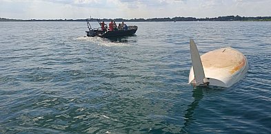 Przewrócona żaglówka. Ratowali czteroosobową załogę-27293