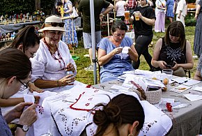 Młócenie cepami, kręcenie kiczek - maraton z kulturą ludową w skansenie-27564