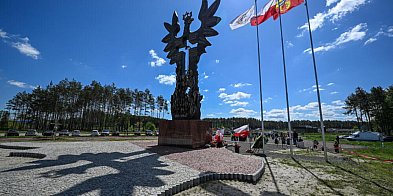 Pomnik „Rzeź Wołyńska” w Domostawie został zniszczony-27850