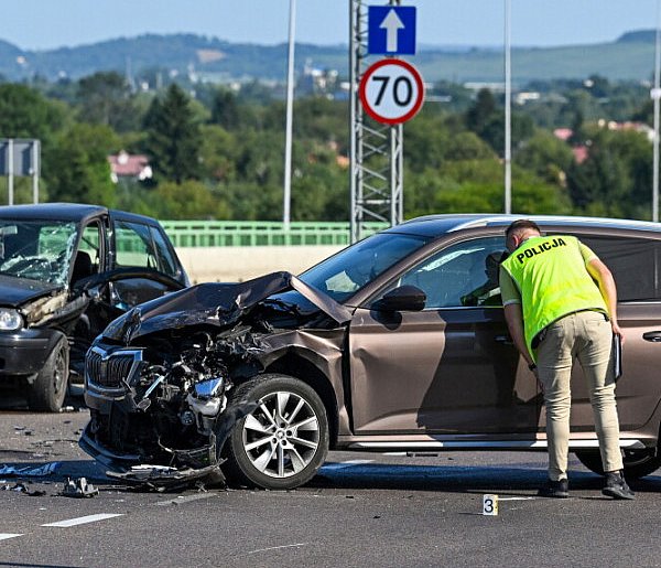 W pierwszy dzień długiego weekendu na drogach zginęło 21 osób-28028