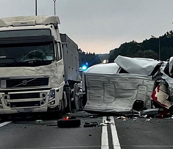 Zderzenie czterech pojazdów. Trzy osoby trafiły do szpitala-28170