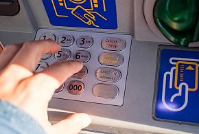Z kont znikały pieniądze. Policja i bank badają ogólnopolski incydent-29595