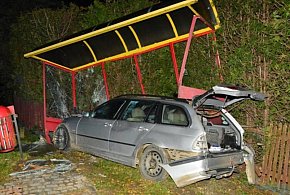 Rozpędzone bmw wjechało w pieszego. 17-latek uciekł!-29645