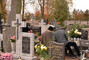 Savoir-vivre na 1 listopada. Jak się zachować podczas wizyty na cmentarzu?-29723