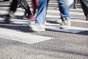 Policjanci przepuszczali dzieci na pasach. 27-latka niemal je potrąciła-29867