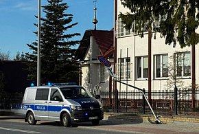 22-latek uciekał przed policją. Uderzył w znak-29990