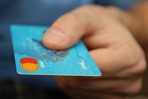 Fiskus skontroluje płatności kartą Polaków? Resort zabiera głos-30168