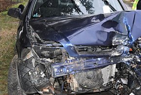 18-latek uderzył w drzewo. Ranny pasażer-30351