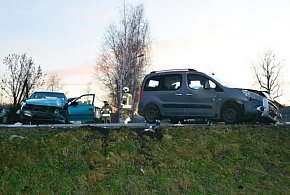 Czołowe zderzenie osobówek. Dwie osoby ranne-30660