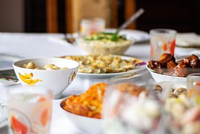 Polacy znów sięgną głębiej do kieszeni. Tyle wydają na świąteczne jedzenie-30720