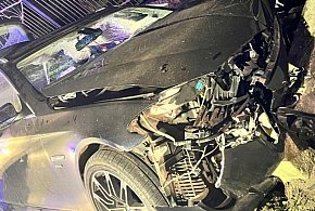 Zasnął za kierownicą. BMW uderzyło w mostek-30831