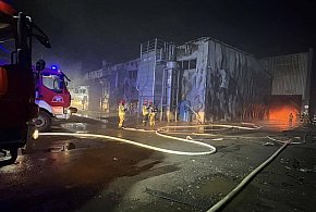 Trwa dogaszanie pożaru hali w Stalowej Woli-30885