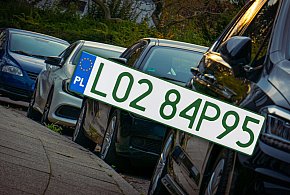 Tablice z zielonymi napisami na kolejnych autach. Nie chodzi o "elektryki"-30932