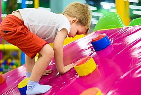 Zostawiasz dziecko w sali zabaw? Urząd wykrył poważne uchybienia-31519