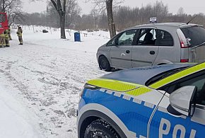 Nieprzytomny mężczyzna w samochodzie. Policjanci z pomocą