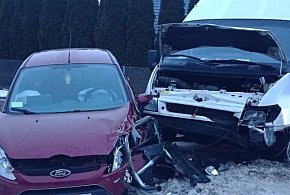 Zderzenie dwóch fordów. Dwie osoby w szpitalu