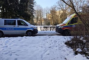 Kobieta bez butów w parku. Interwencja służb