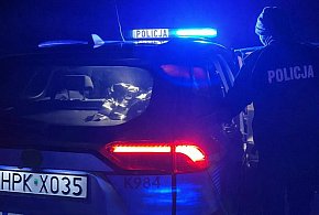 48-latek leżał na drodze. Interwencja policjantów