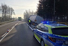 Ciężarówką wjechał do rowu. Utrudnienia na DK9