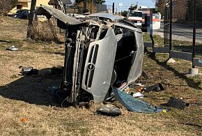 Uderzył w słup, staranował ogrodzenie. 47-latek pijany