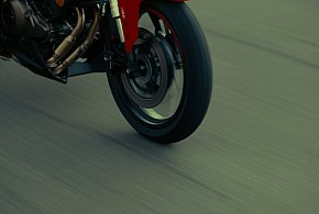 Motocyklista jechał za szybko. Surowa kara