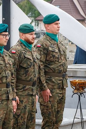  Hołd dla poległych lotników w Pawłosiowie-438