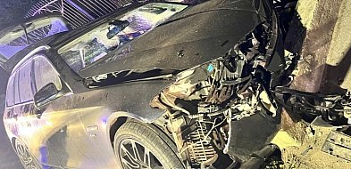 Zasnął za kierownicą. BMW uderzyło w mostek-30831